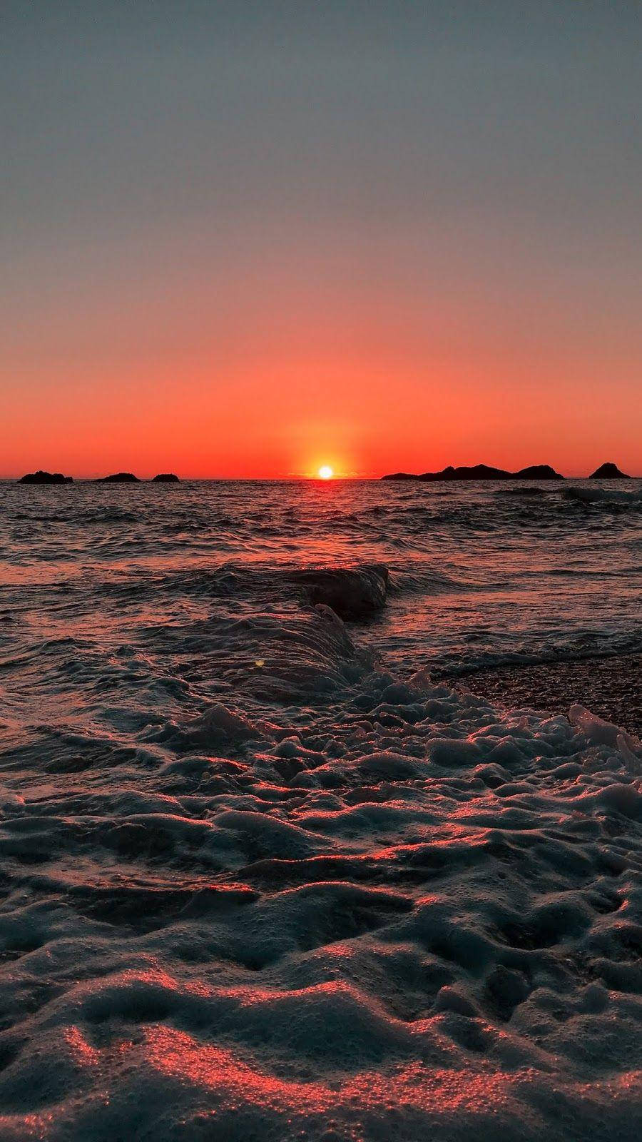 海上日落，海浪拍岸，遠方島嶼
