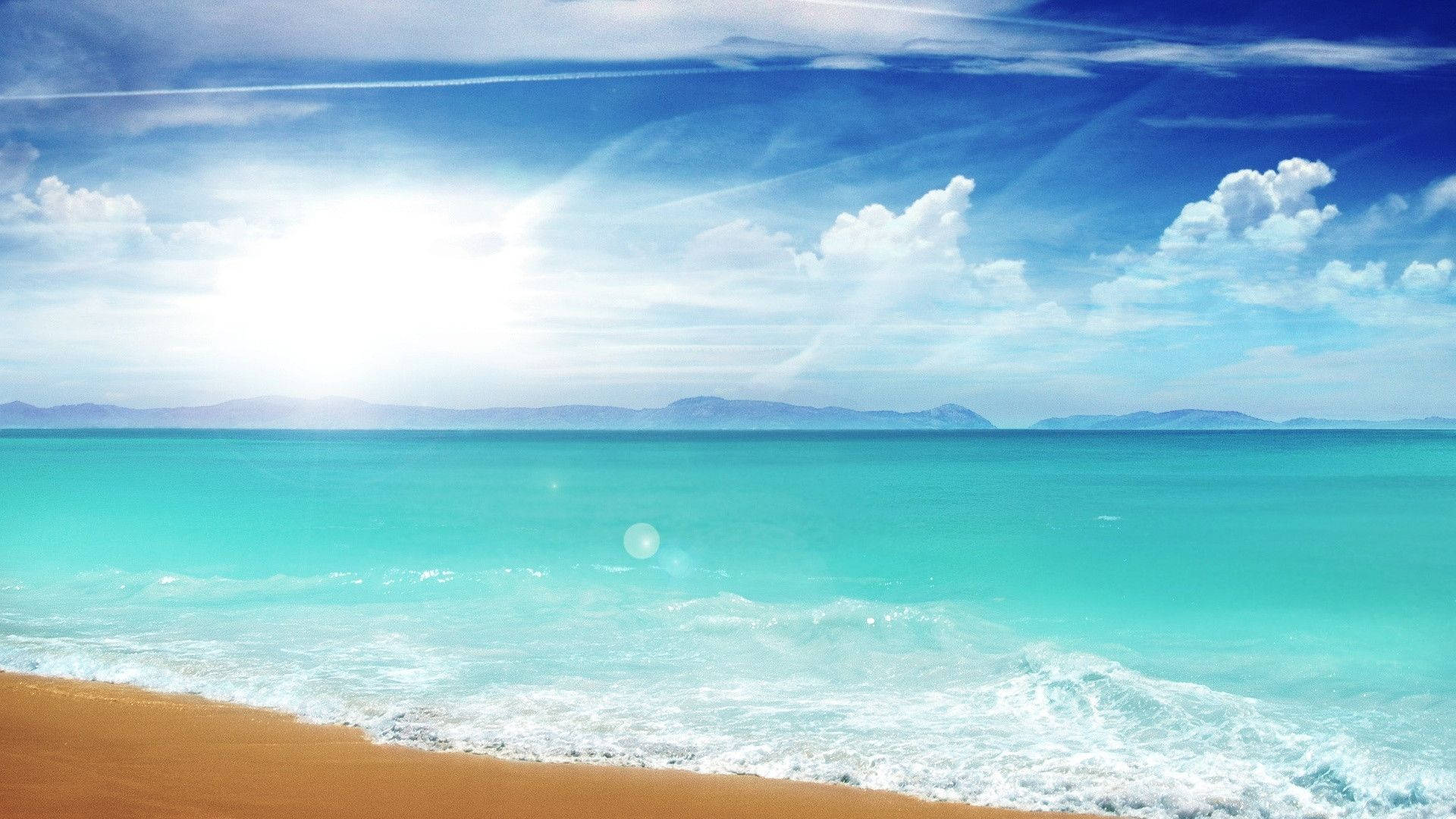 海灘晴天美景 壁紙 — 陽光在廣闊藍天和蓬鬆白雲下，閃爍在拍打金色沙灘的碧綠海浪上。