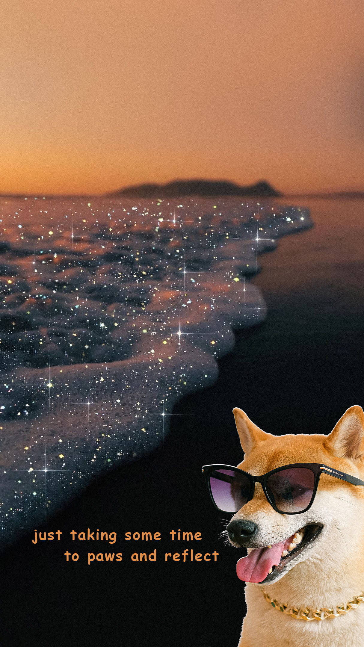 海灘狗狗搞笑風格 壁紙 — 一隻戴著太陽眼鏡和金色鏈條的柴犬在日落時分躺在閃閃發光的大海灘上，遠方有山丘。