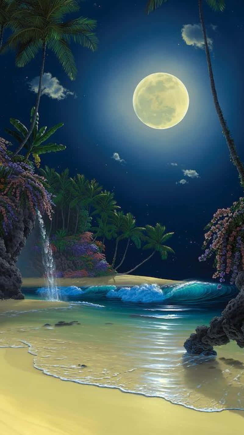 海灘迷人黃昏 壁紙 — 寧靜的熱帶海灘夜晚，在明亮的滿月下，棕櫚樹和瀑布傾瀉入碧綠的海水中。