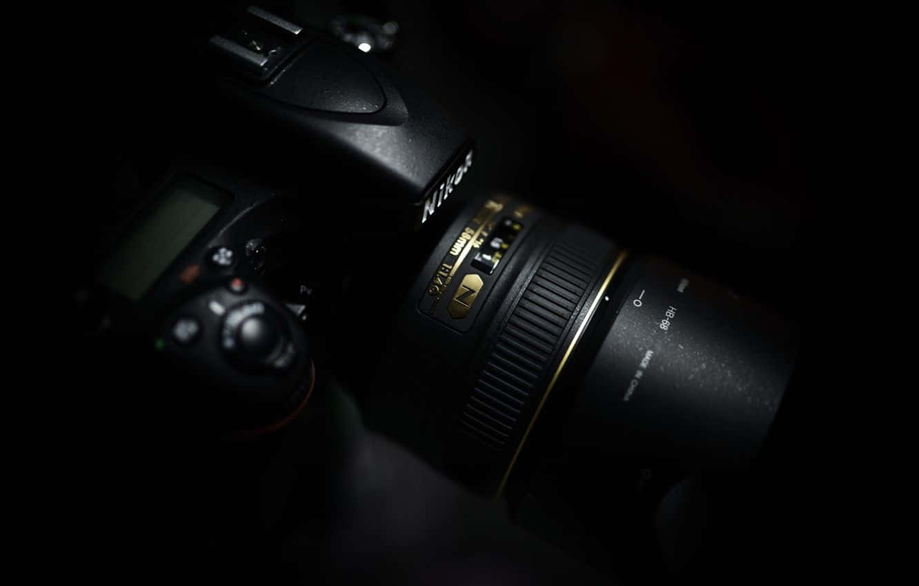 在昏暗光線下，配備金環鏡頭的 Nikon DSLR 相機特寫。