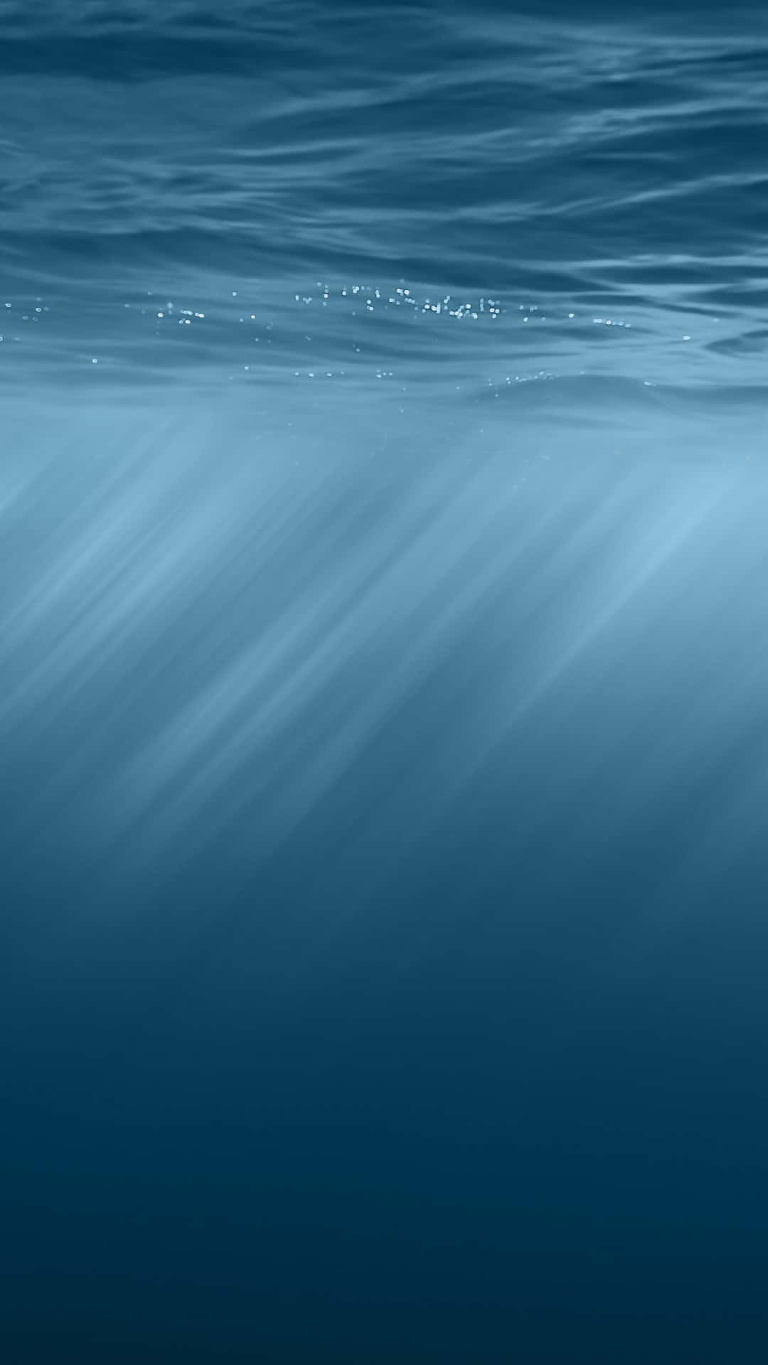 陽光透過海面照射到水下