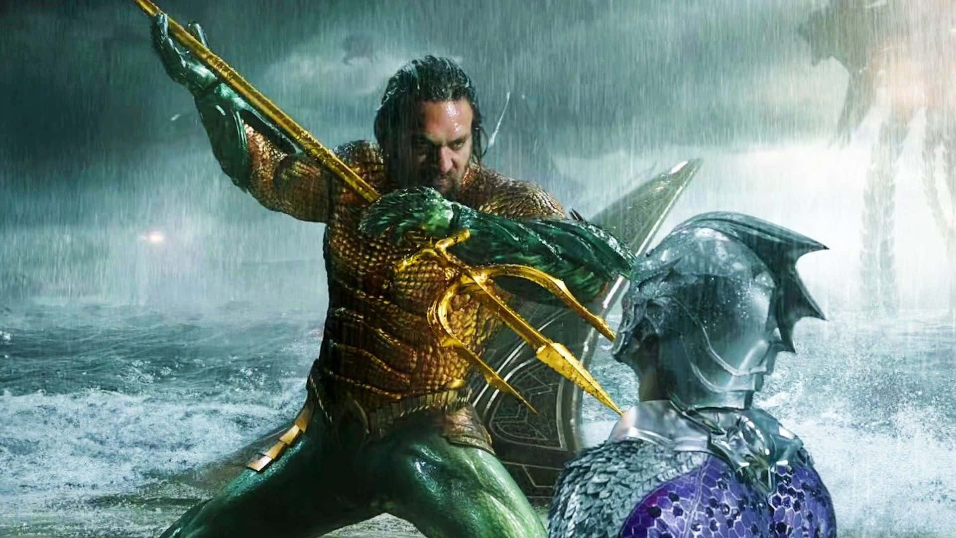 海王對戰海王之王奧姆 壁紙 — 水行俠在暴風雨的海戰中揮舞三叉戟，對抗身穿金屬盔甲的蒙面對手。