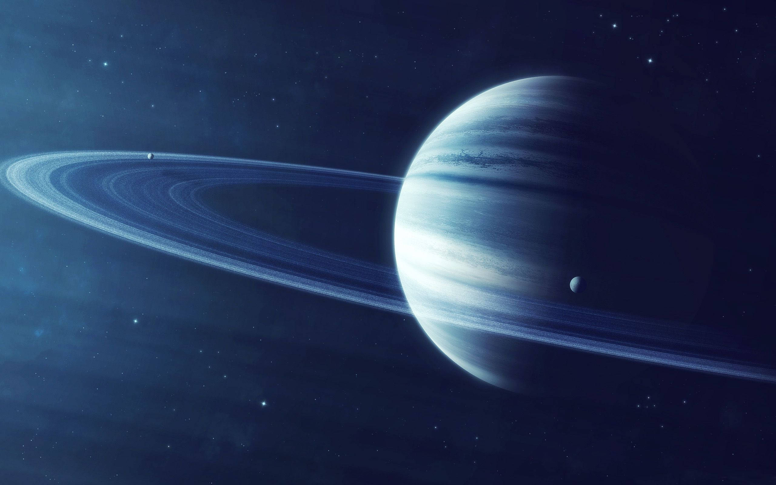 海王星的五個環 壁紙 — 一顆宏偉的環狀行星在繁星點點的宇宙背景下柔和發光，兩顆小衛星繞著它的冰環運行。