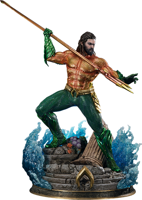 海王雕像動態造型 壁紙 — 一個詳細的Aquaman雕像，身穿金色和綠色盔甲，在岩石底座上揮舞三叉戟，伴隨著洶湧的藍色波浪。