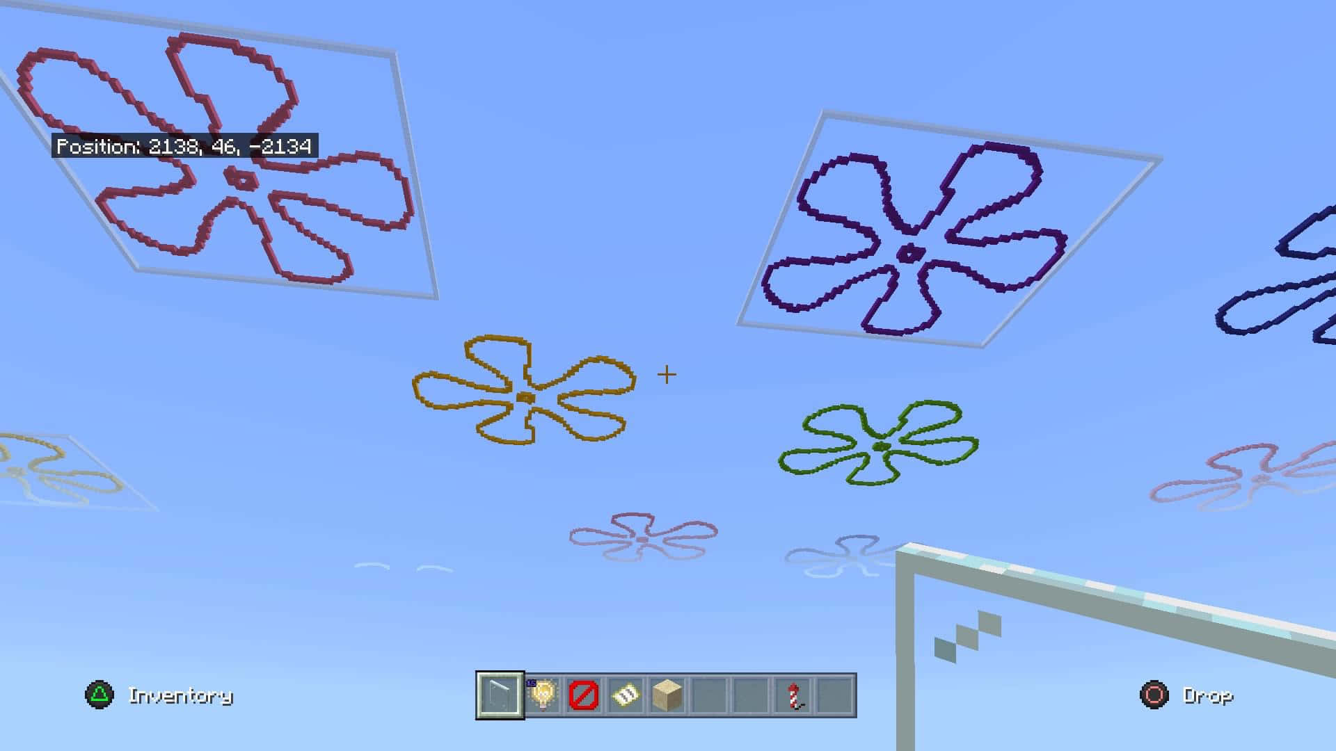 Minecraft遊戲介面顯示漂浮的像素花朵，附有庫存和位置HUD。