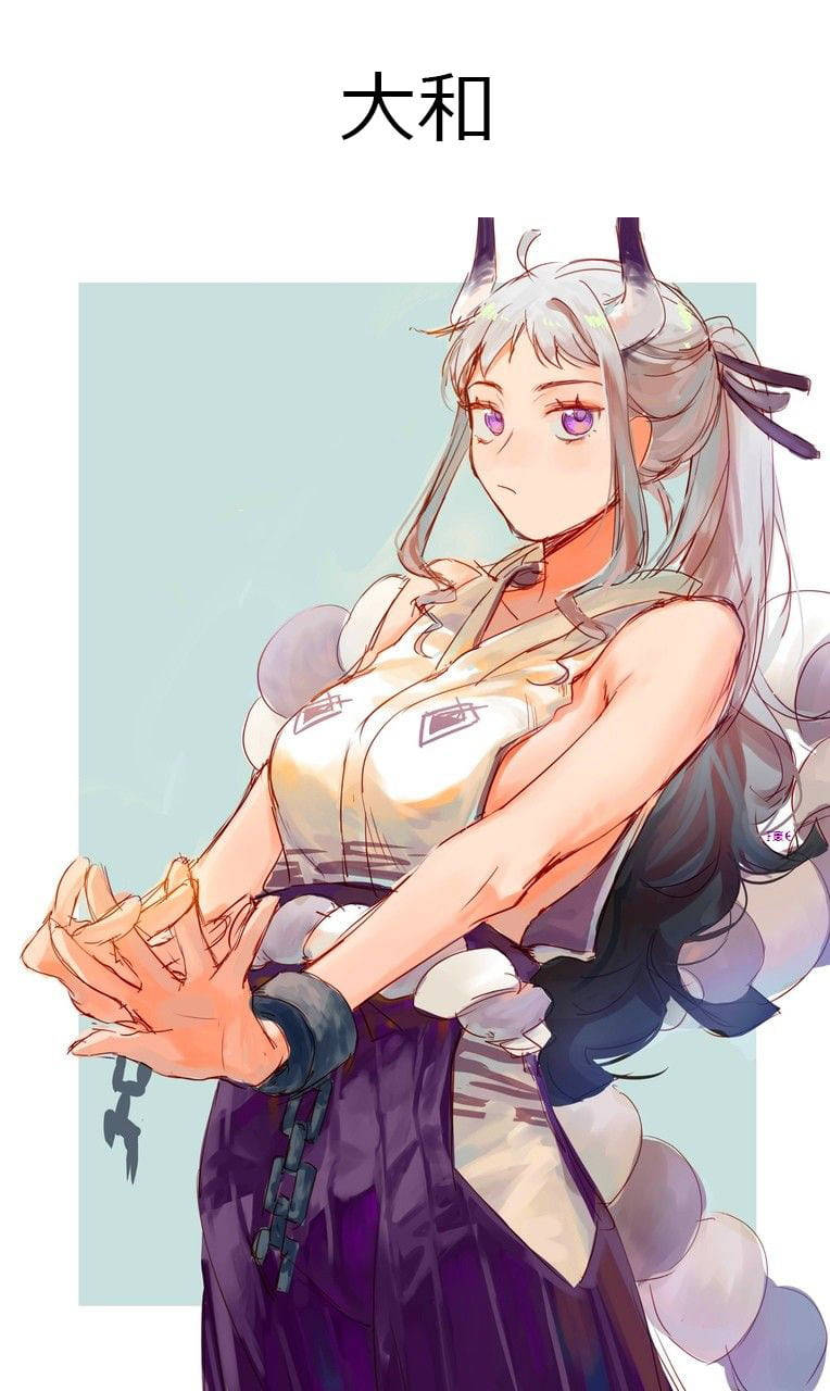 《海賊王》可愛大和 壁紙 — 一位寧靜的動漫女孩，銀色頭髮和紫色眼睛，穿著白色和紫色的服裝，帶有鏈條，背景是柔和的藍色。