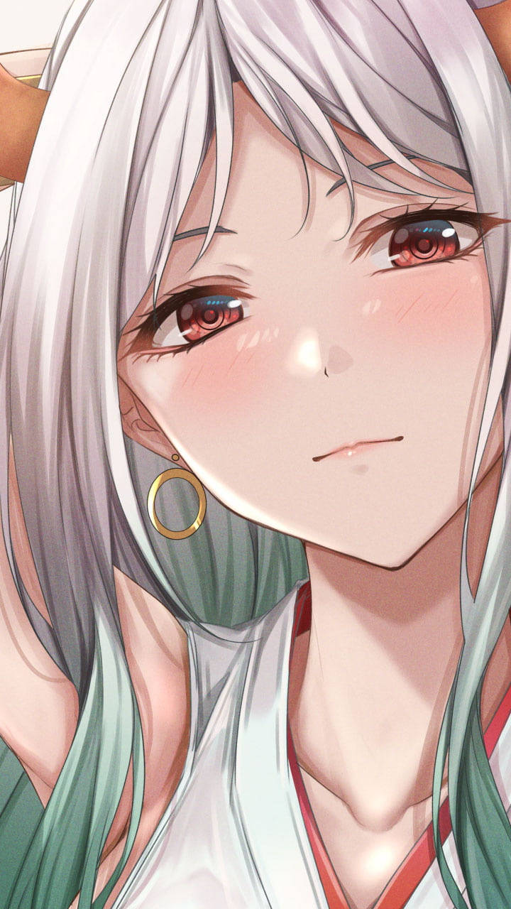 銀髮紅眼動漫少女身穿綠色和白色服裝，戴著金色圓環耳環。