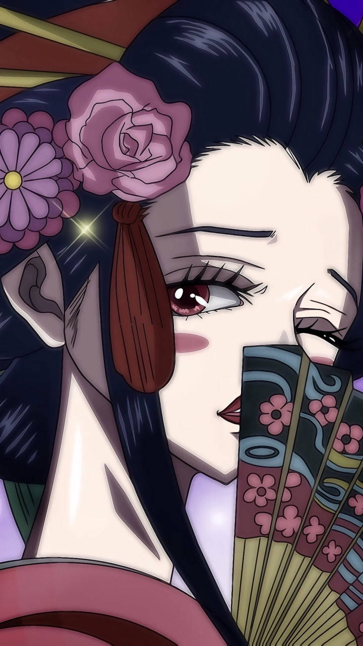 動漫藝妓，頭髮上插著粉紅花朵，手持裝飾扇子。