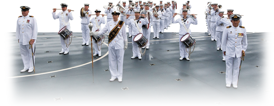 海軍官員遊行隊形 壁紙 — 一支身穿潔白制服的海軍樂隊在軍艦甲板上整齊行進，演奏銅管樂器和敲擊樂器。