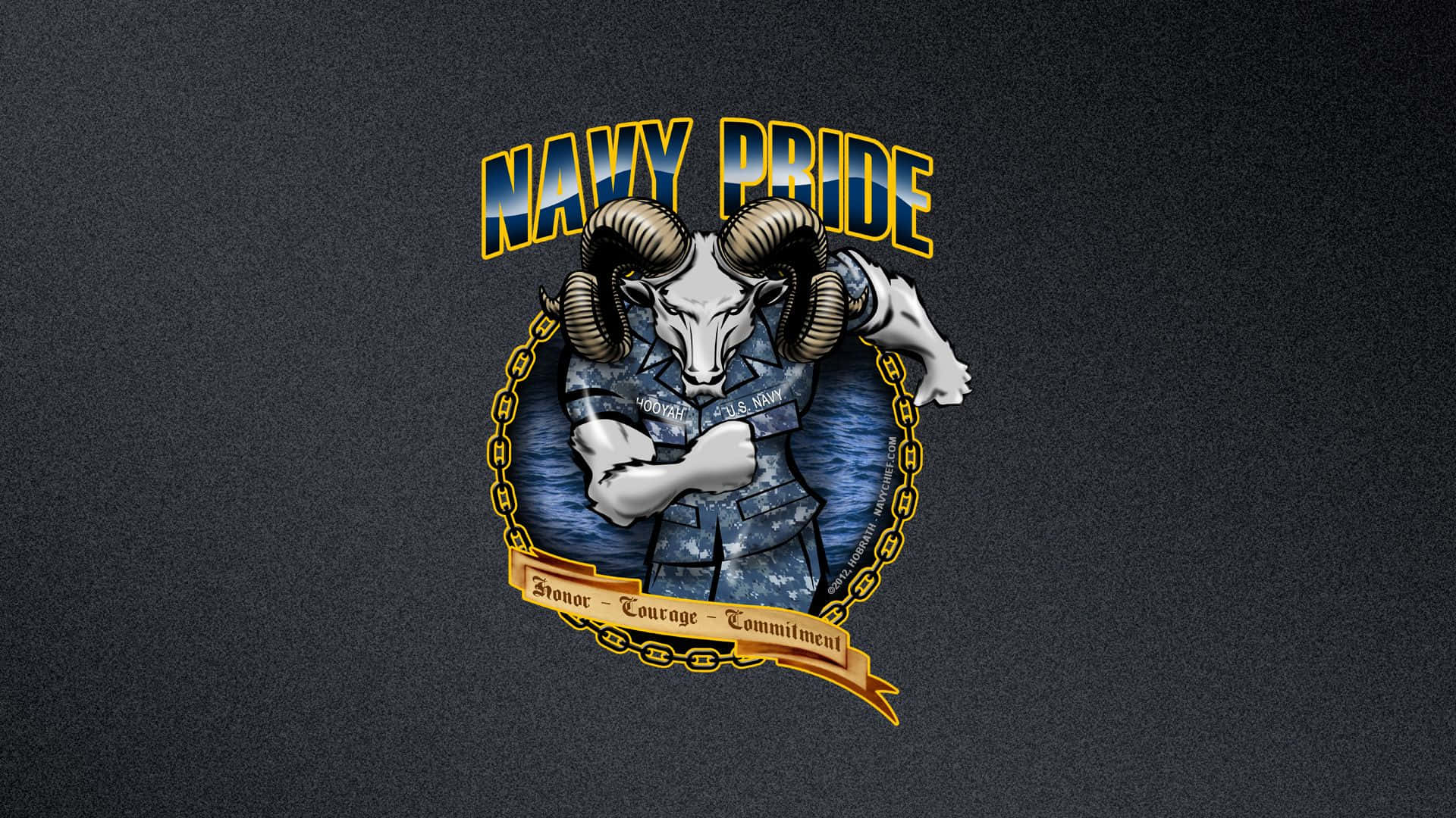 海軍艦艇航行於遼闊海域 壁紙 — 一個大膽的海軍驕傲徽章，有一隻穿著藍色制服、雙臂交叉的公羊，被鏈條和橫幅環繞。