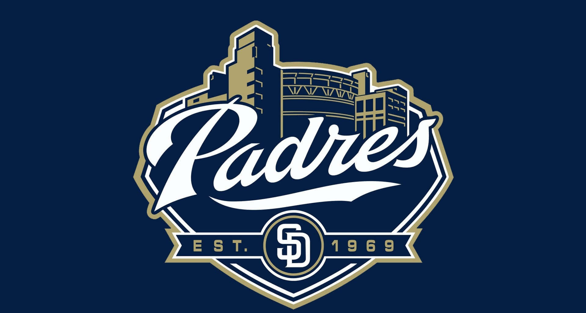 MLB Teams 桌布 壁紙 — 海軍藍色牆紙，帶有聖地牙哥教士隊標誌，配以金色和白色點綴及城市天際線剪影。
