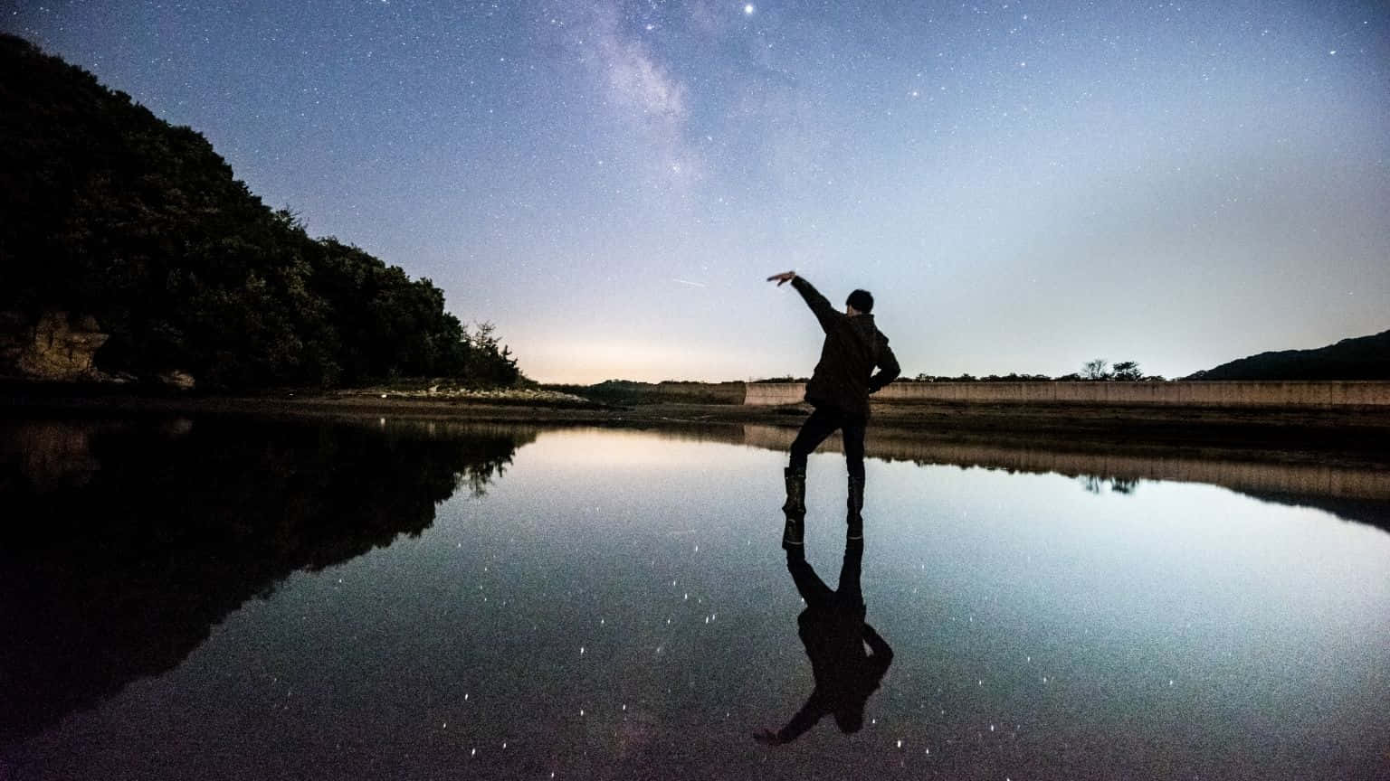 夜晚站在水中，星空倒映