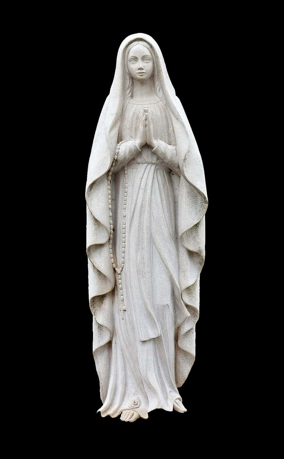 白色石像，一位手持玫瑰經的祈禱女子，黑色背景