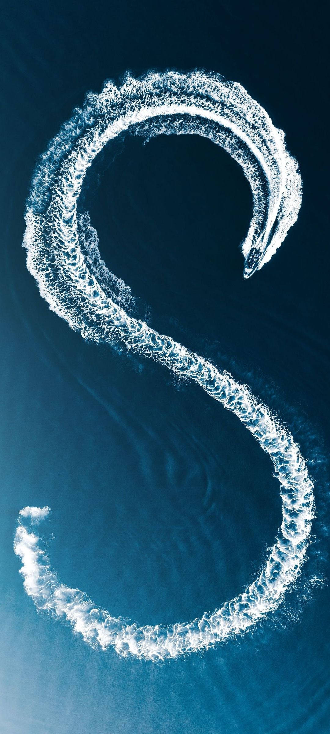 海面上的字母S 壁紙 — 從空中俯瞰，一艘快艇在深藍色海洋中劃出完美的S形尾跡。
