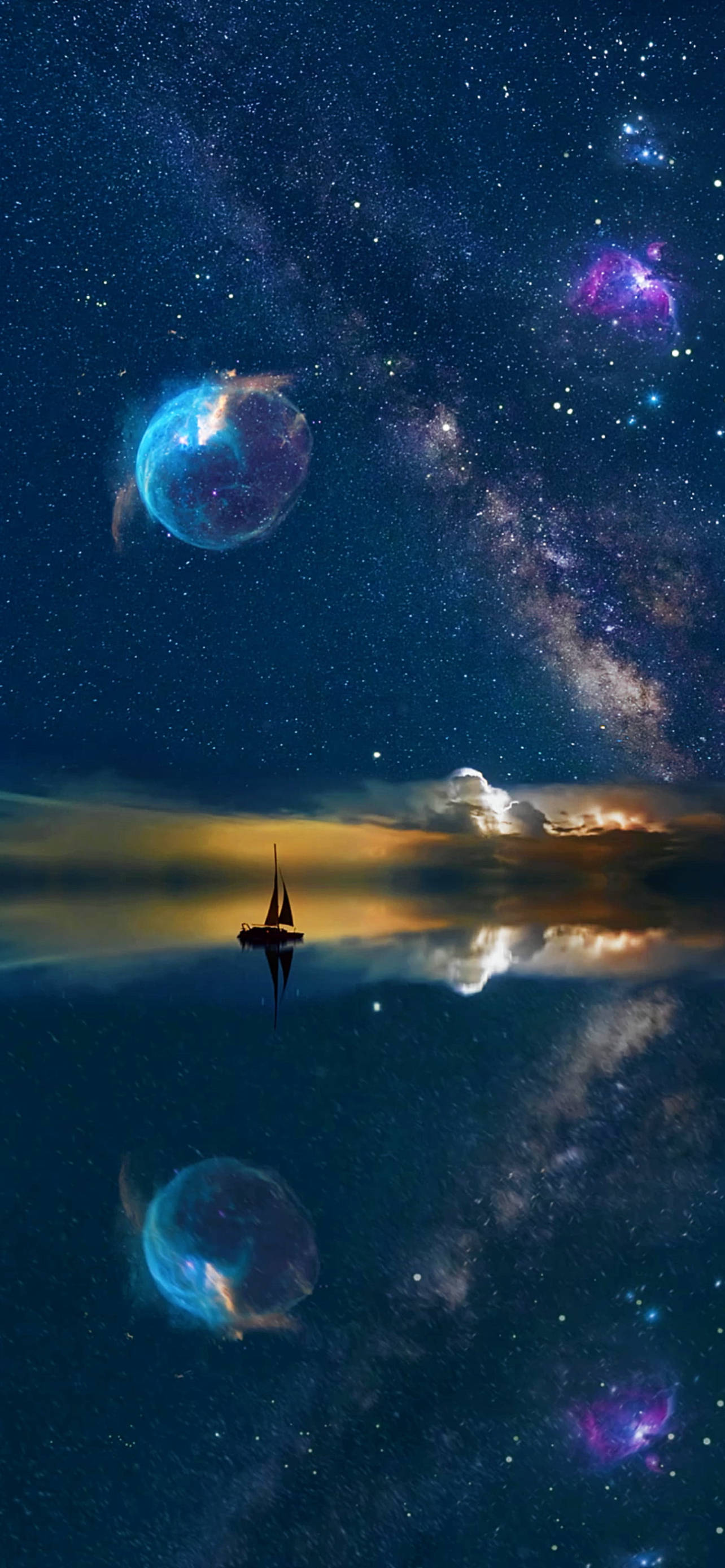 海面上的宇宙 壁紙 — 一艘孤獨的帆船在水面上滑行，水面倒映著星空，有發光的星雲和宇宙雲。
