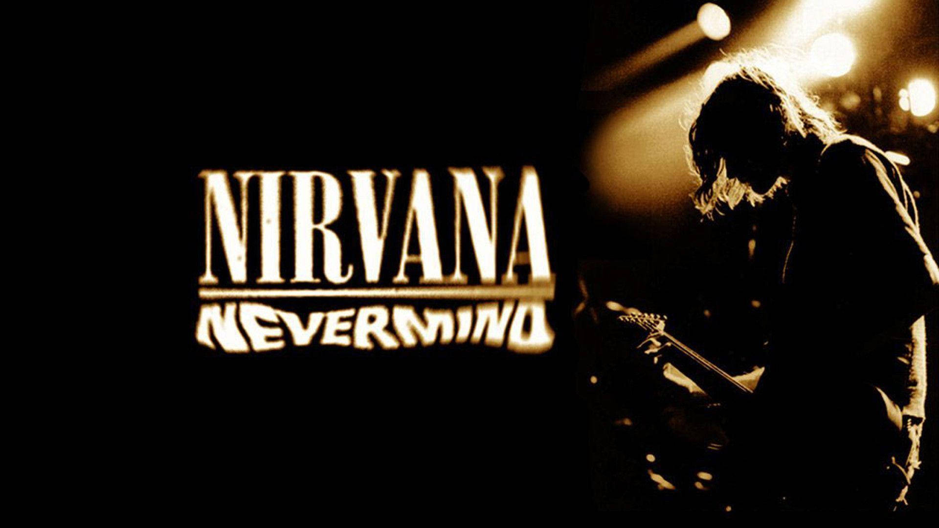 Nirvana 樂隊標誌和結他手在溫暖燈光下的舞台上。