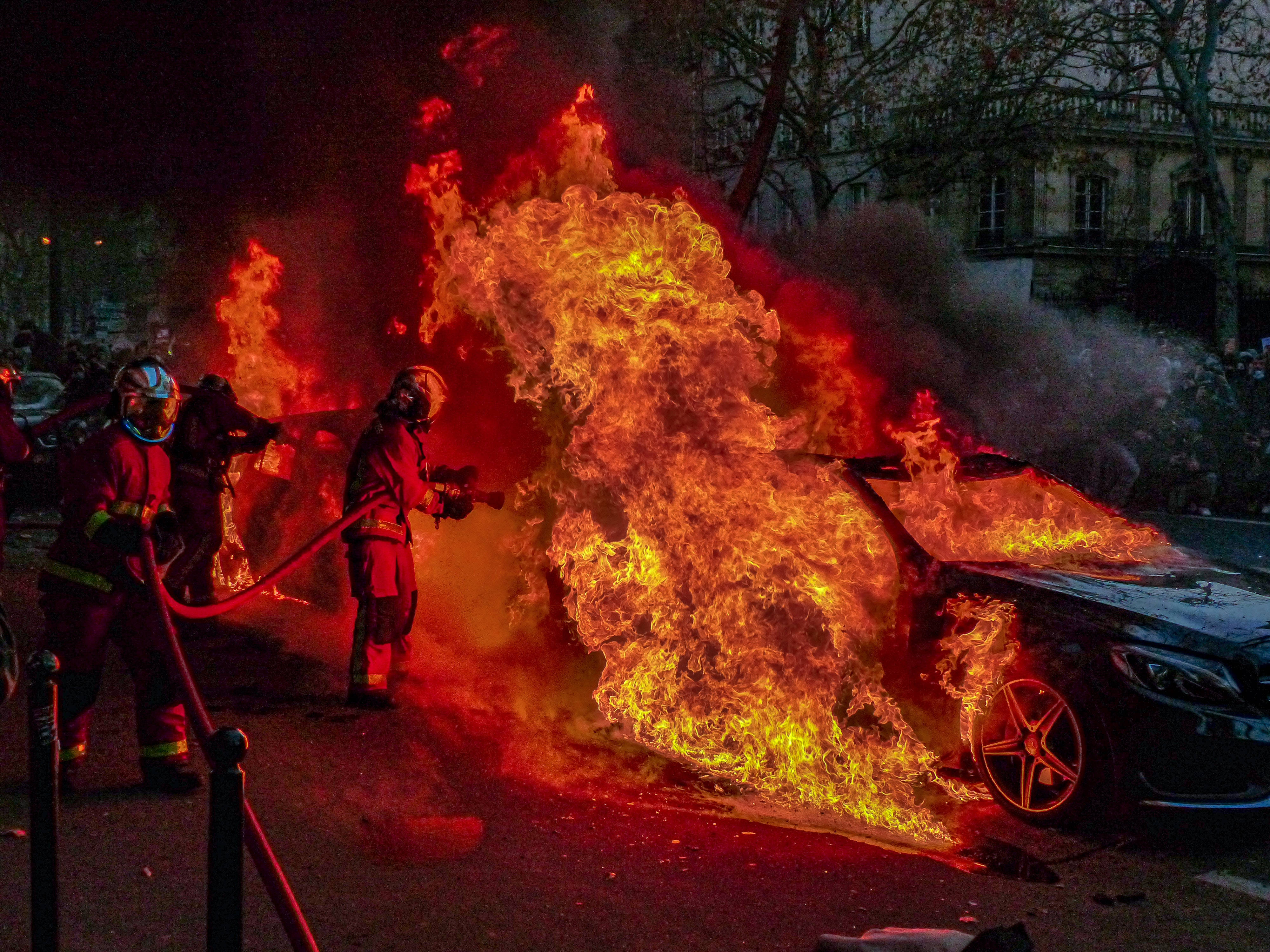火 桌布 壁紙 — 消防員在夜間撲救一場猛烈燃燒的汽車火災，火焰猛烈，濃煙滾滾。
