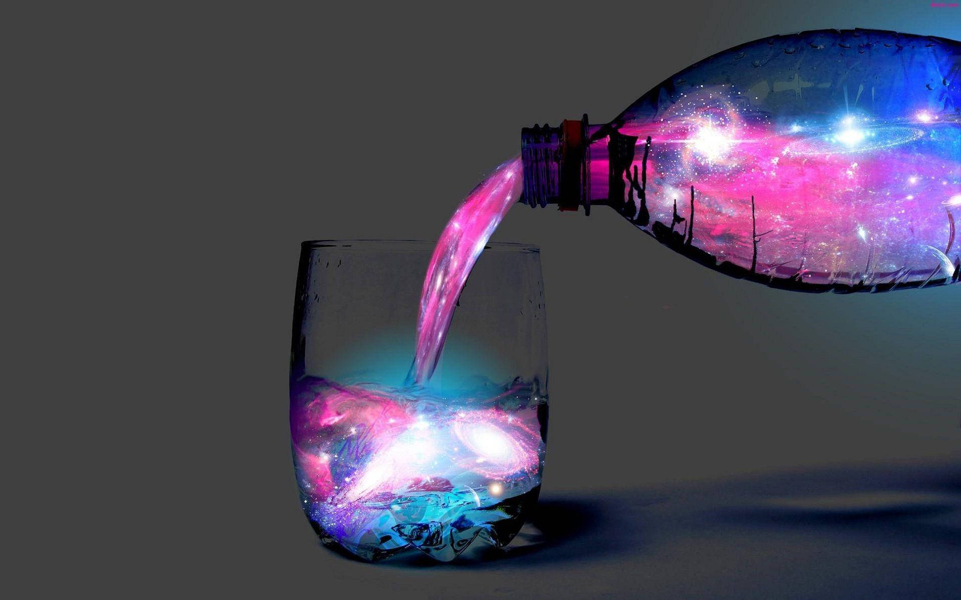 宇宙星系液體從瓶子倒入玻璃杯中，背景為深色。
