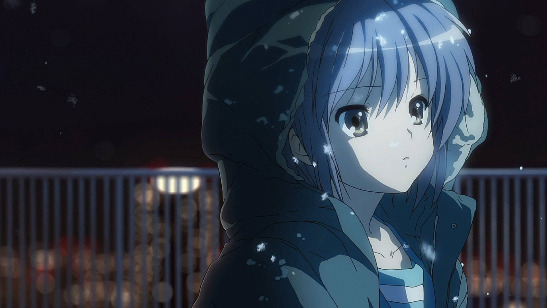 藍髮動漫女孩穿著連帽衫，在雪夜中看著觀眾，身後有城市燈光。