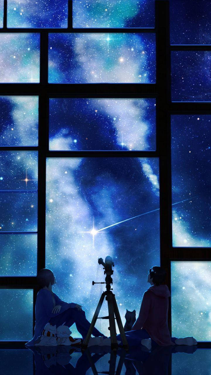 涼爽星系情侶 壁紙 — 兩個剪影人物坐在一個大窗前，凝視著充滿宇宙雲和流星嘅 vibrant 星空夜空。
