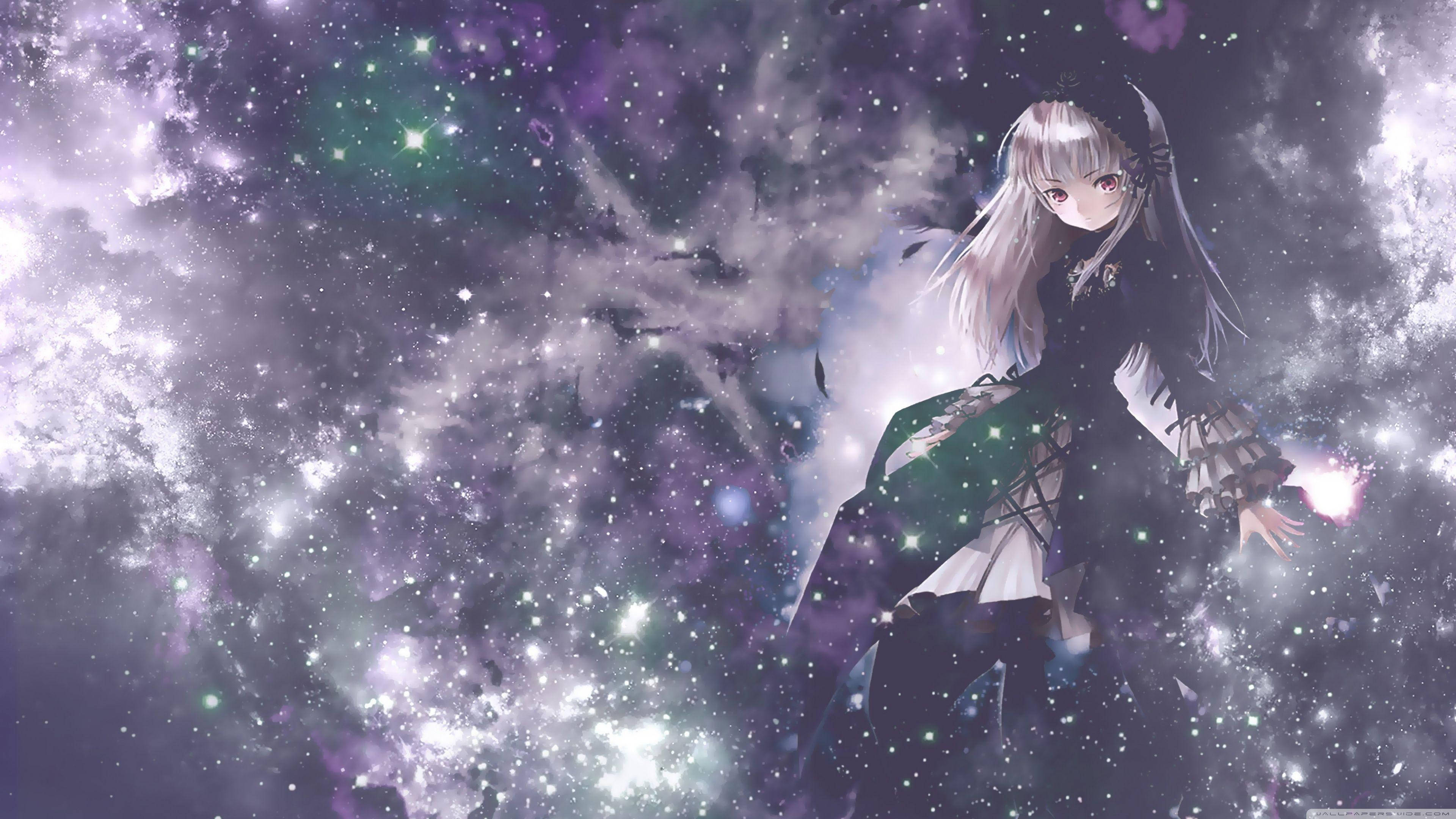 涼爽星系黑白 壁紙 — 一位銀髮動漫女孩穿著深色連衣裙，漂浮在充滿閃爍星星的紫色和綠色宇宙星雲中。