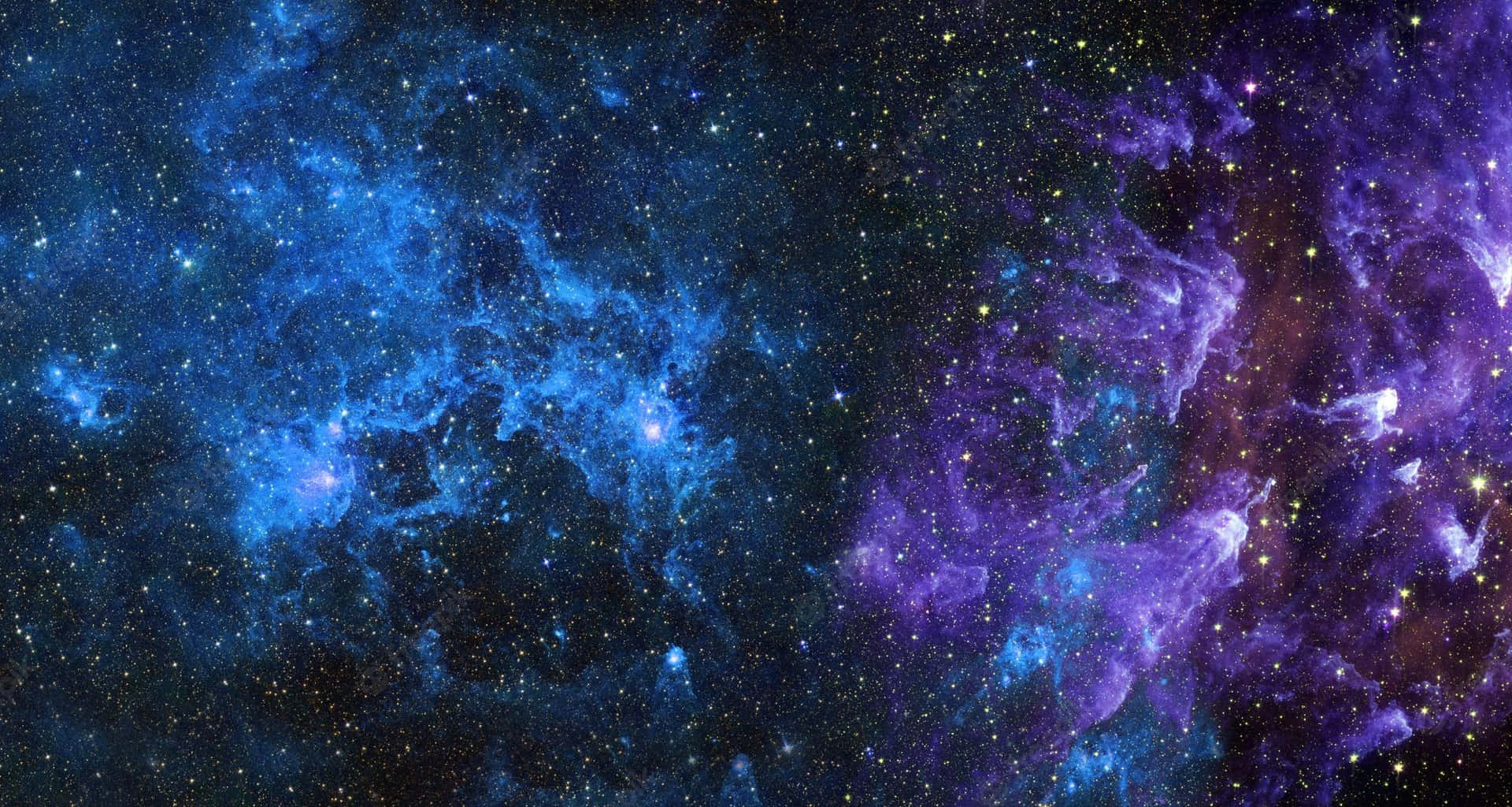 涼爽藍色星系的壯觀視角 壁紙 — 廣闊的宇宙星雲在佈滿星辰的虛空中，以電光藍和紫色旋轉。