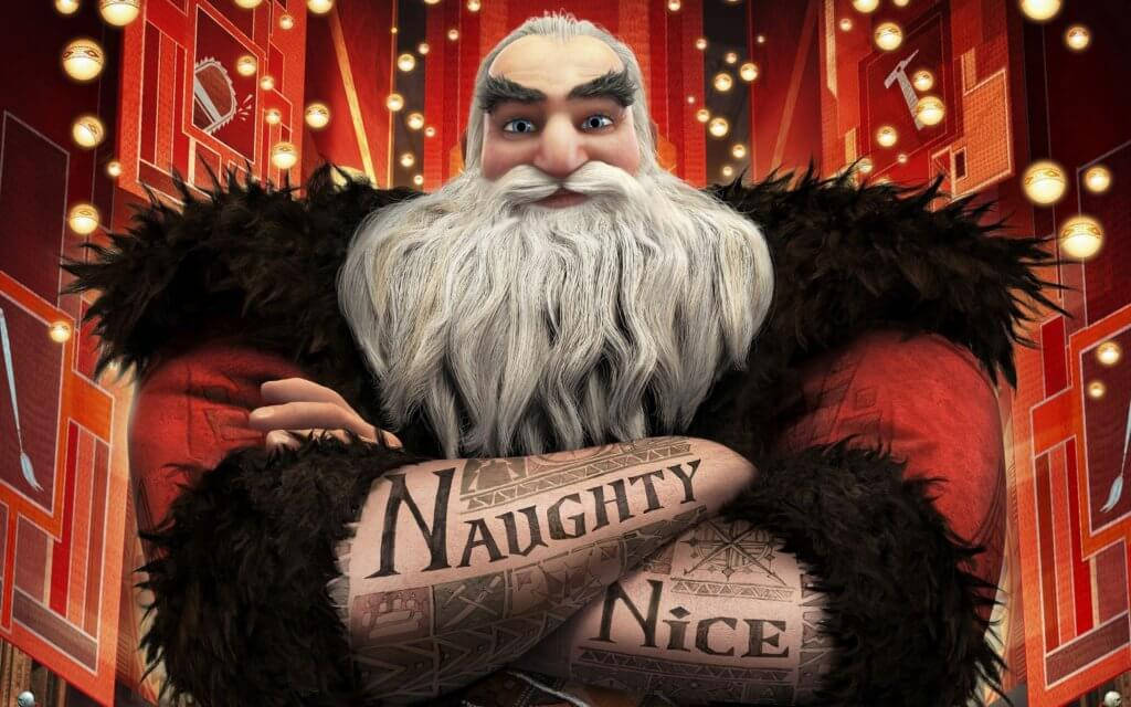 聖誕老人在劇院中，手臂上有紋身寫著 naughty 和 nice。