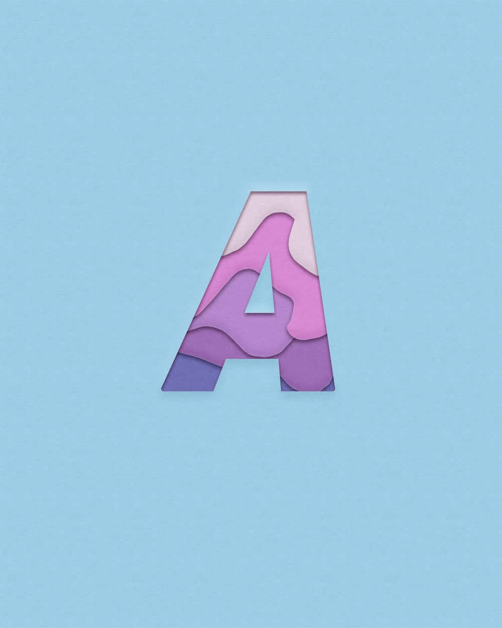 淡彩字母A向量藝術背景 壁紙 — 一個風格化的字母A，由粉紅色和紫色的分層紙張剪裁製成，背景為柔和的藍色。