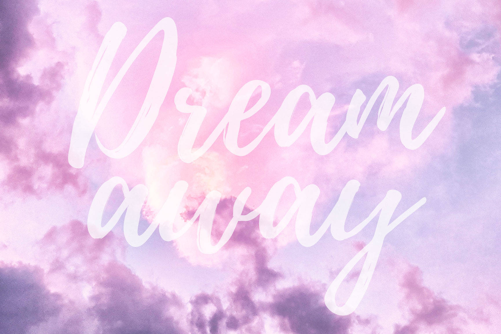 在粉彩粉紅和紫色雲朵上的白色草書 Dream away 文字