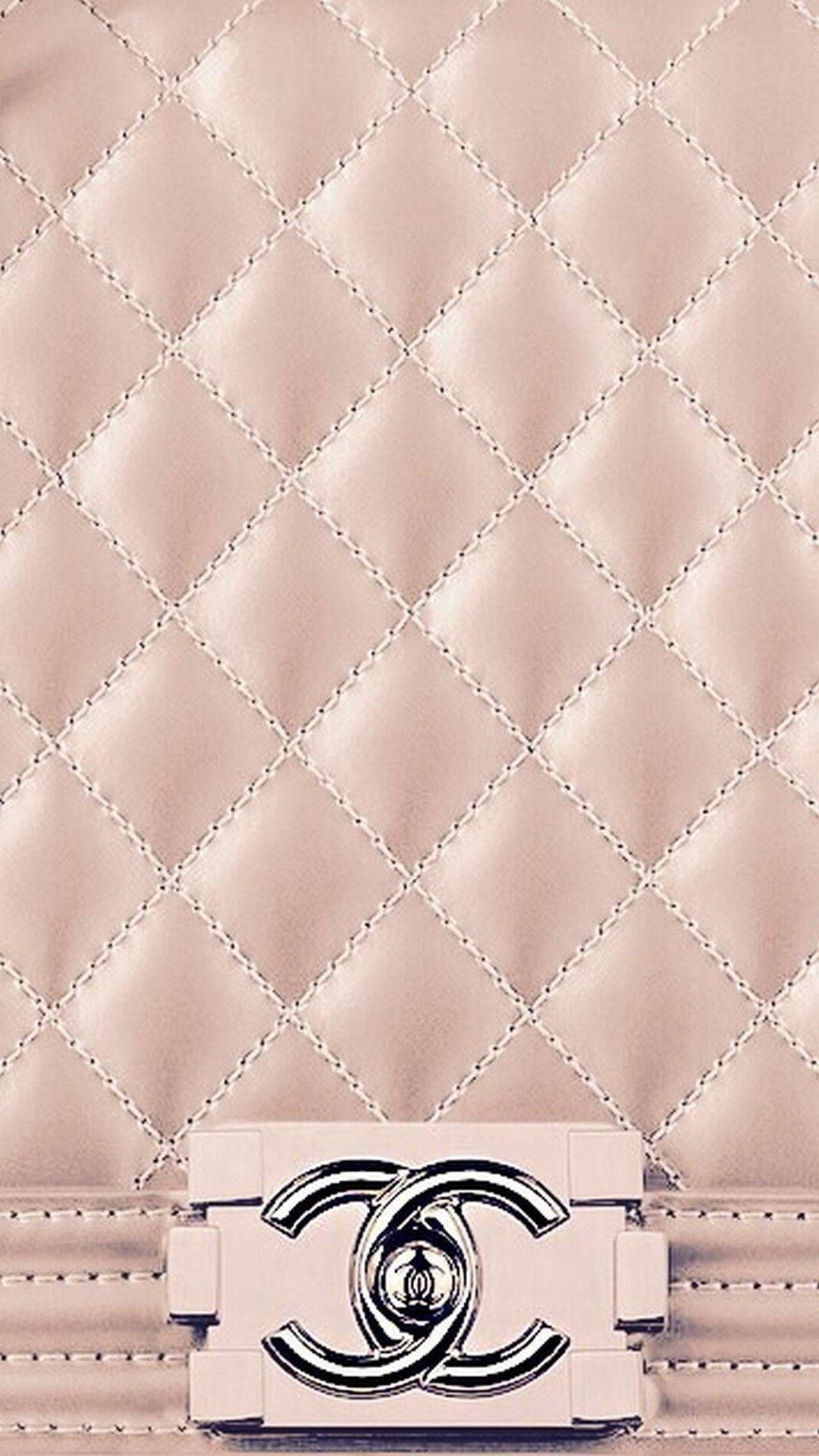 Chanel 桌布 壁紙 — 淡粉紅色絎縫皮革 Chanel 銀包特寫，帶有銀色交錯 CC 標誌。