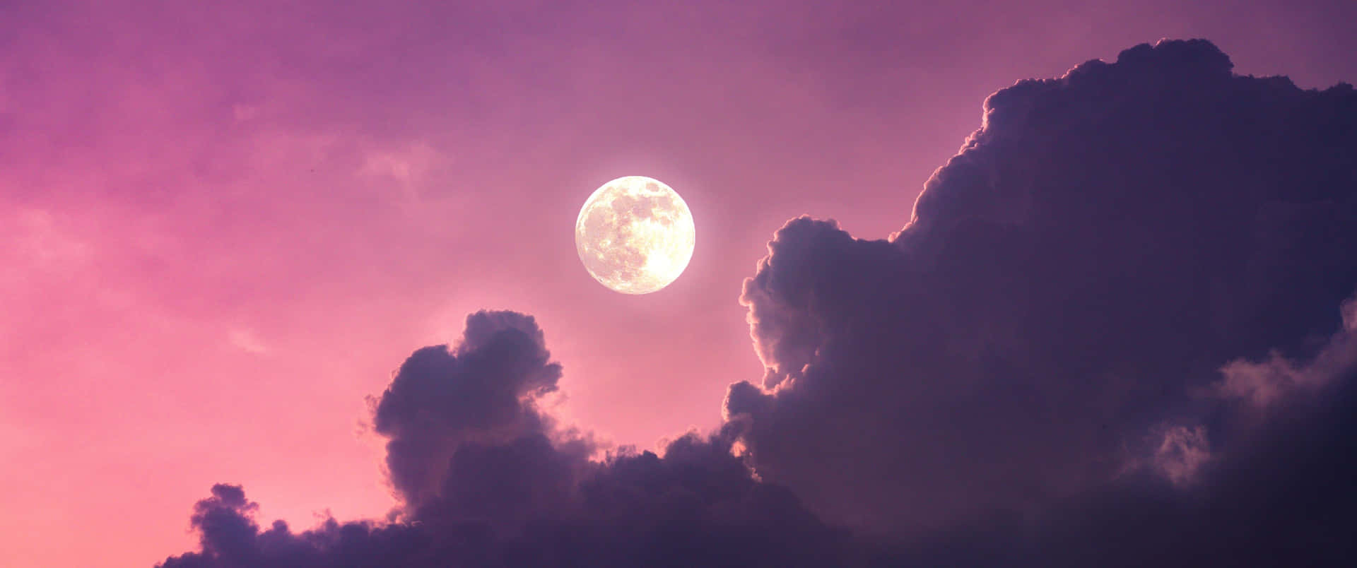滿月透過紫色雲層在暮光中閃耀