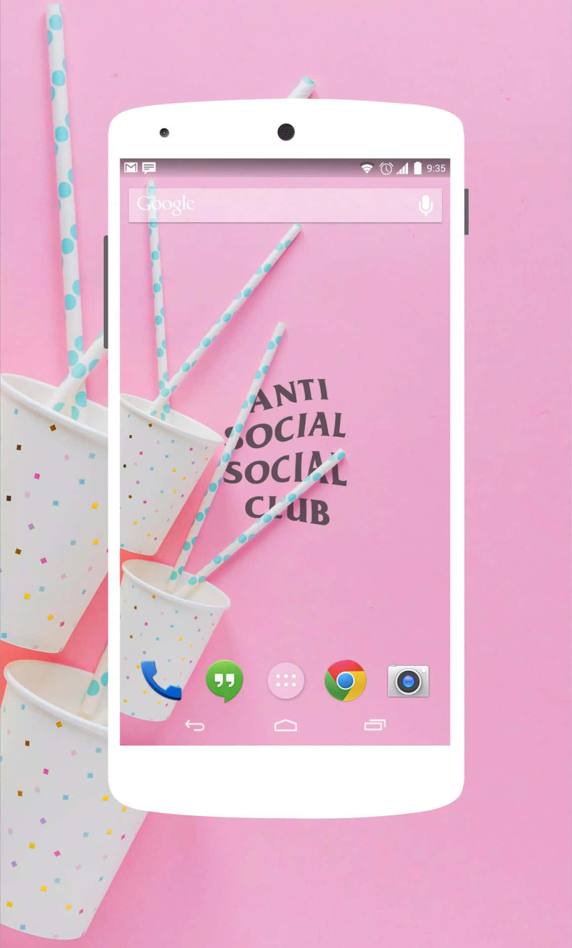 白色手機，粉紅色牆紙，上面有「ANTI SOCIAL SOCIAL CLUB」和派對杯及飲管。