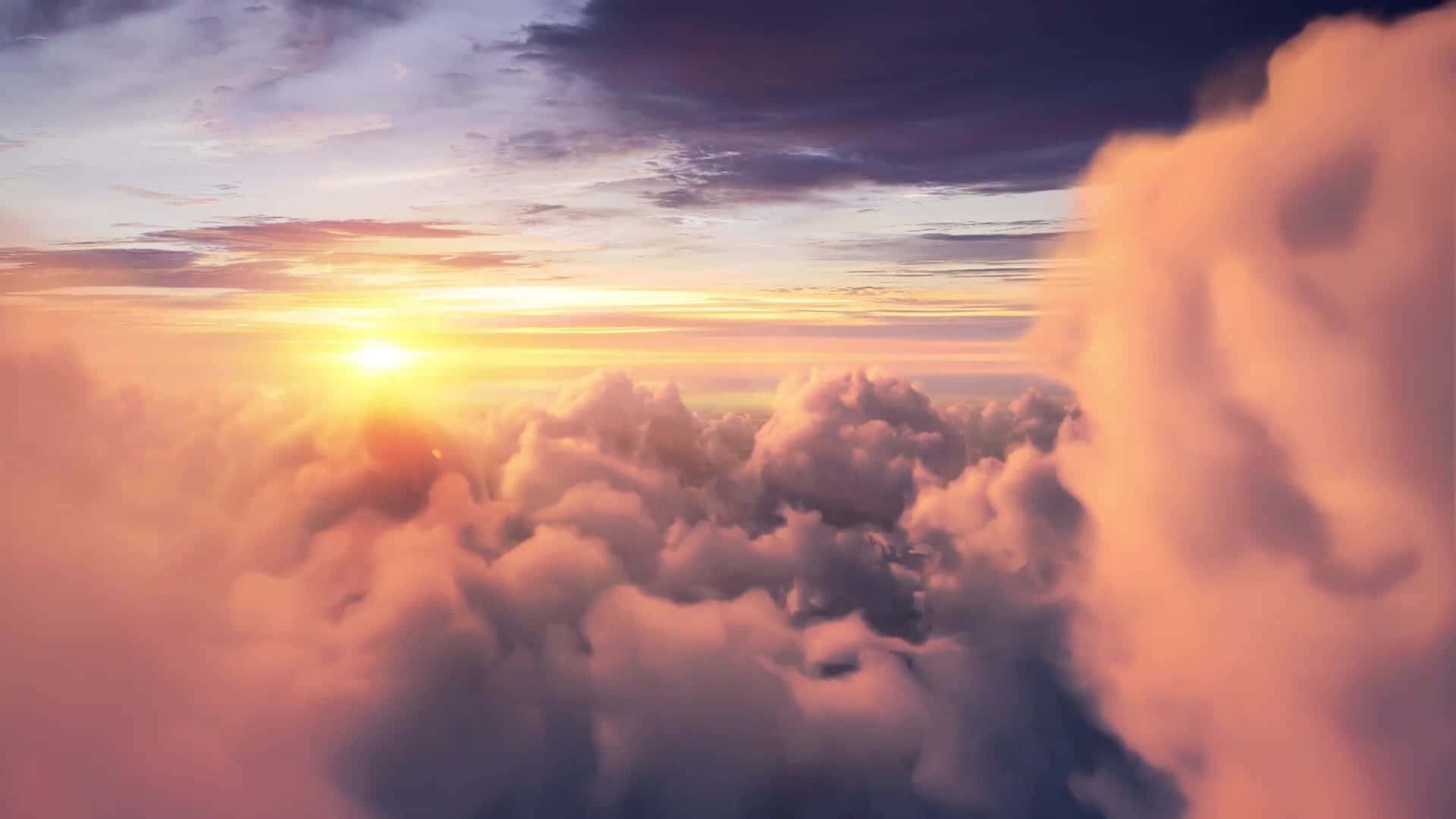 橙色和紫色色調的蓬鬆雲海上日出