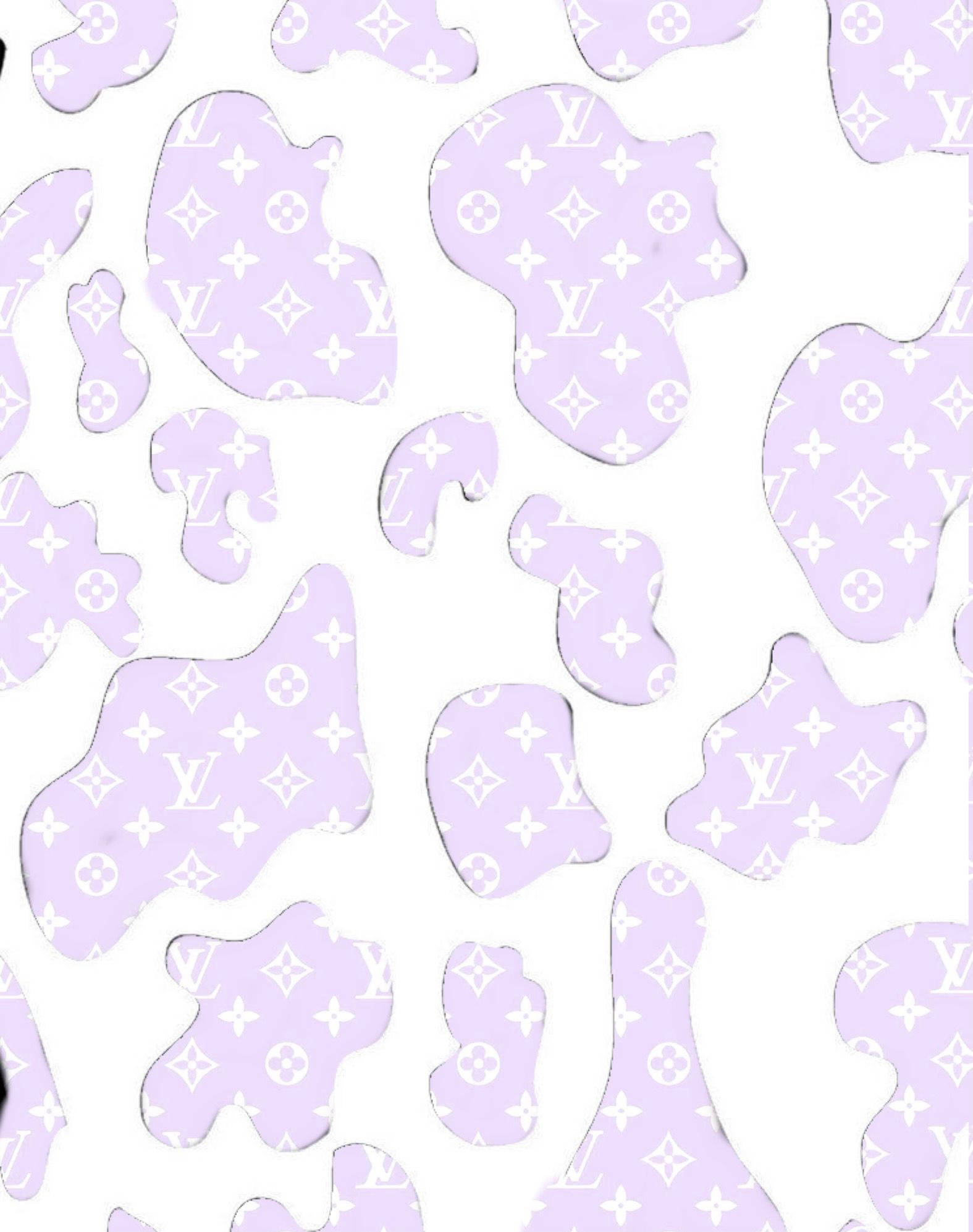 淡紫牛紋路易威登 壁紙 — 在純白背景上帶有白色 Louis Vuitton 字母組合圖案的抽象薰衣草圖案。