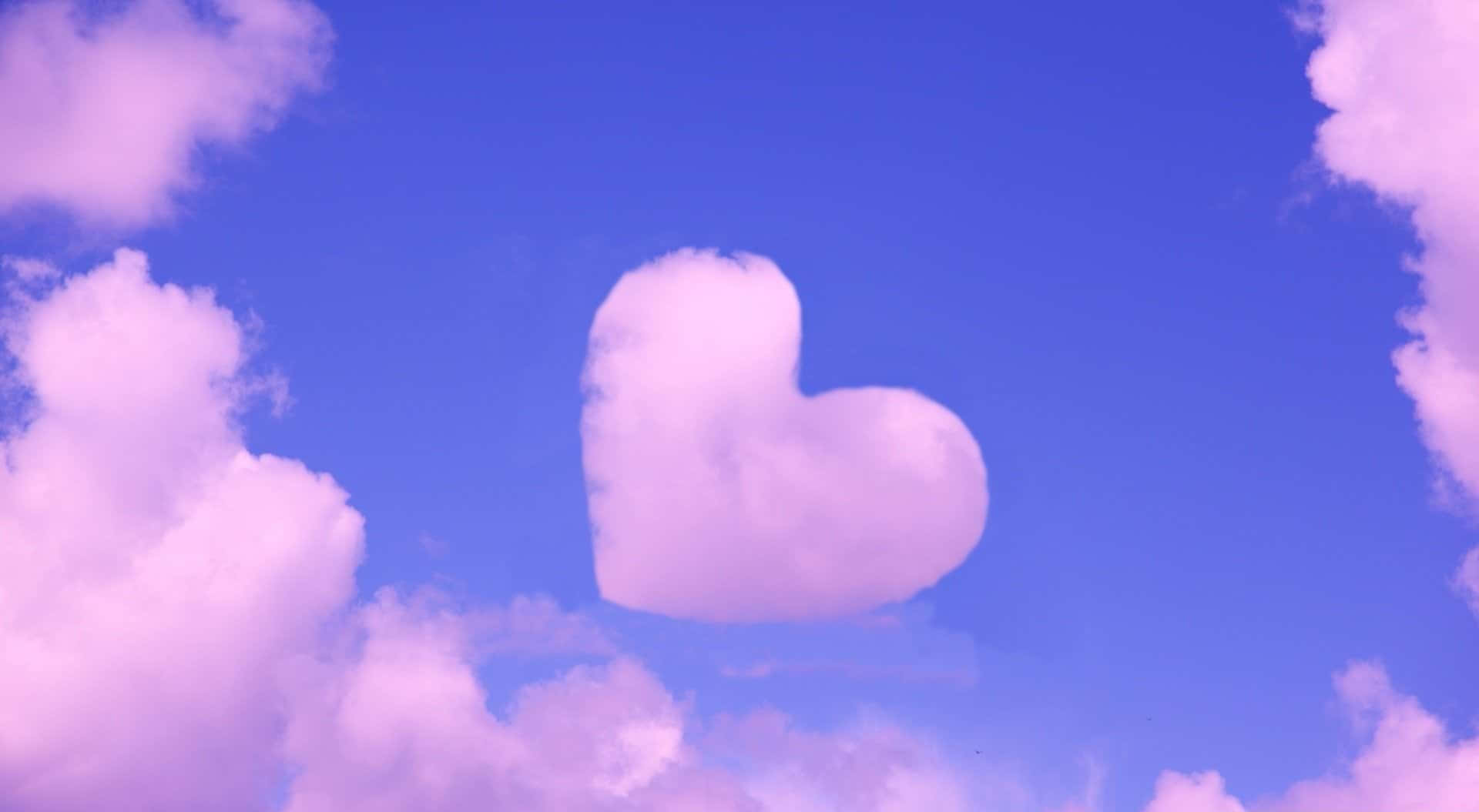 紫色天空中的粉紅色心形雲