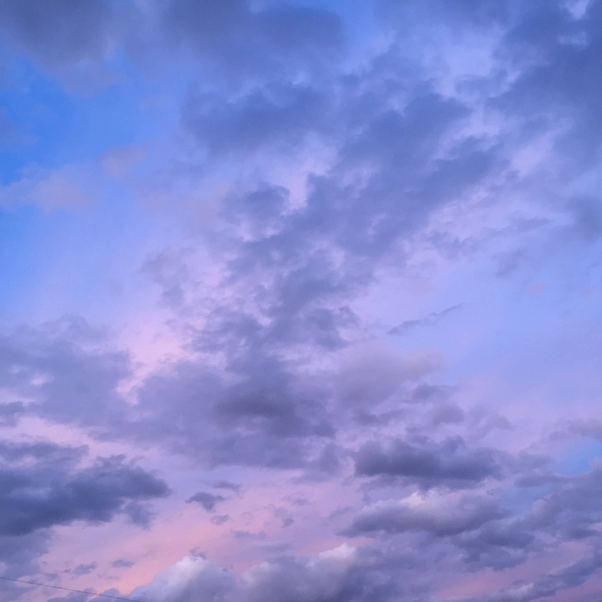 柔和的紫色和粉紅色雲彩在暮色天空中飄移。 — 長春花 壁紙