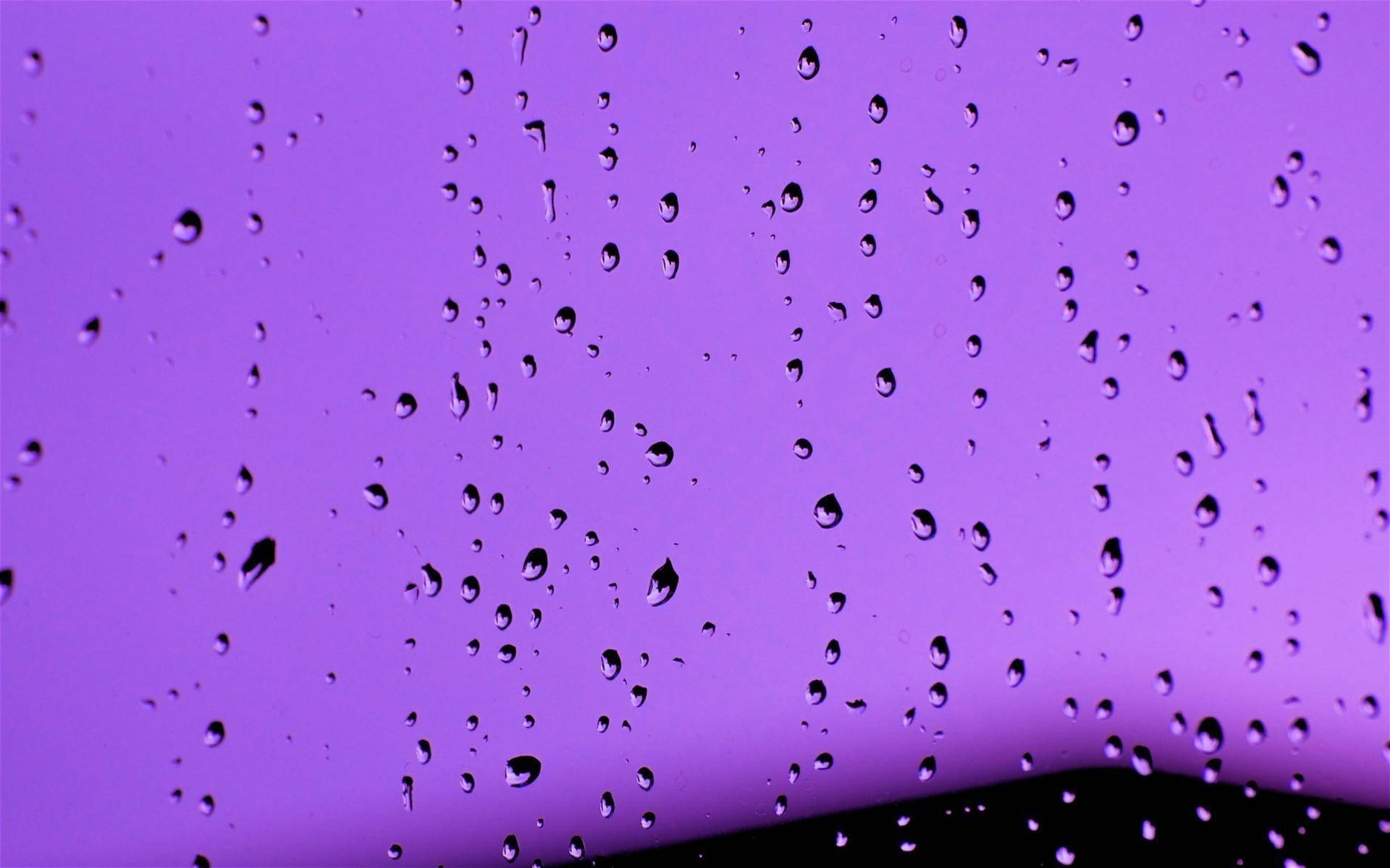 淡紫色調窗上雨滴 壁紙 — 雨滴依附在窗戶上，顯露出暮色中柔和的紫色天空。