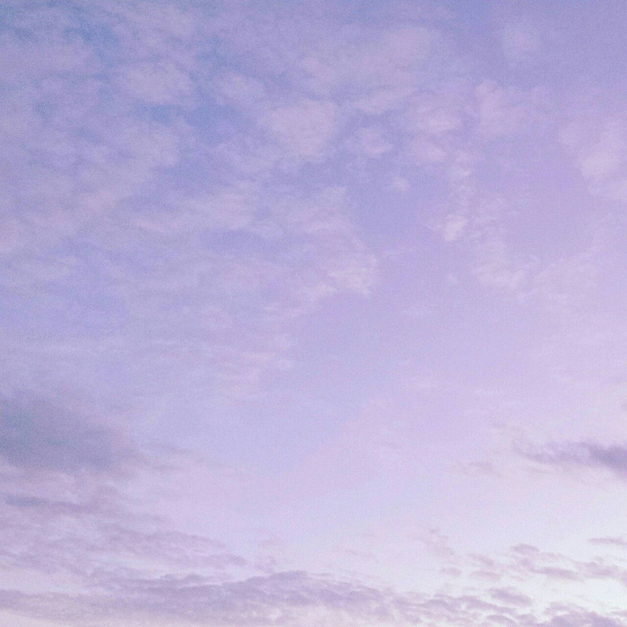 暮色中帶有柔和雲朵的粉紫色天空