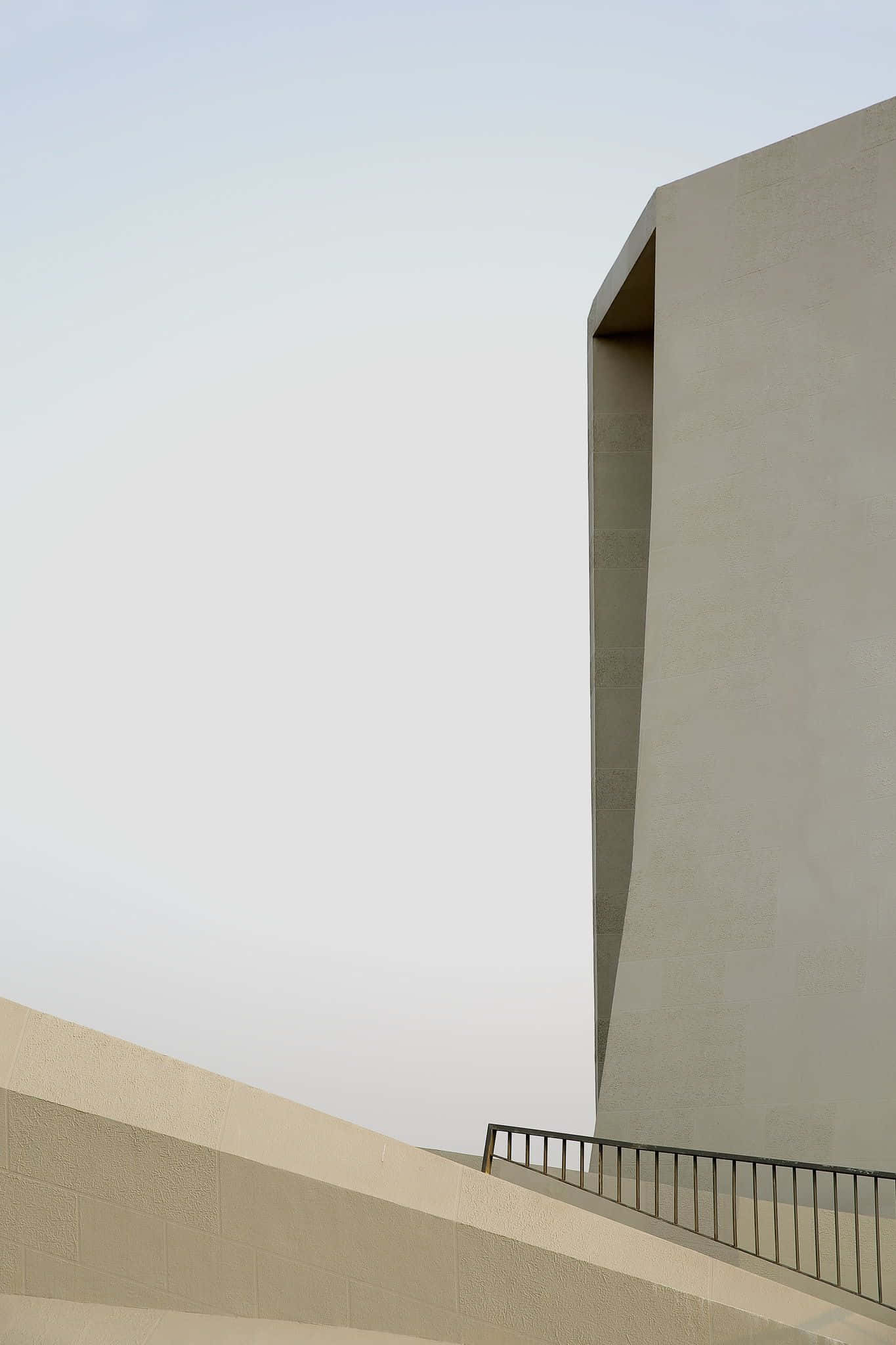 Minimalist Photography 桌布 壁紙 — 淡色天空下，簡潔線條與柔和陰影的極簡混凝土建築。