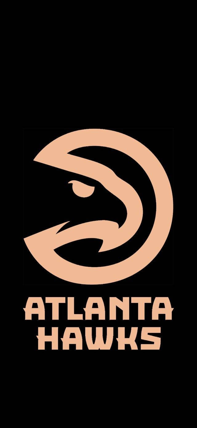 淡黃色 Atlanta Hawks 隊徽 壁紙 — 一個簡約的桃色亞特蘭大老鷹隊標誌，帶有風格化的鷹頭和球隊名稱，背景為黑色。