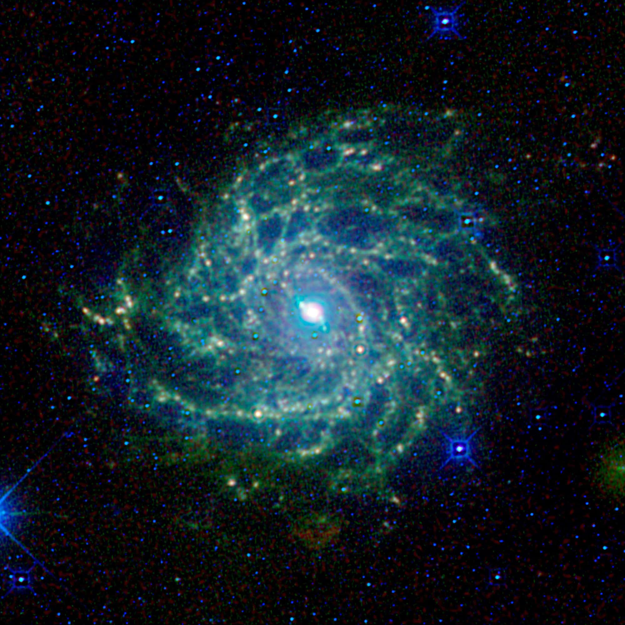 深入星系深處的令人敬畏一瞥 壁紙 — 一個充滿活力的螺旋星系旋轉著發光的藍色和綠色旋臂，背景是點綴著明亮藍色星星的星場。