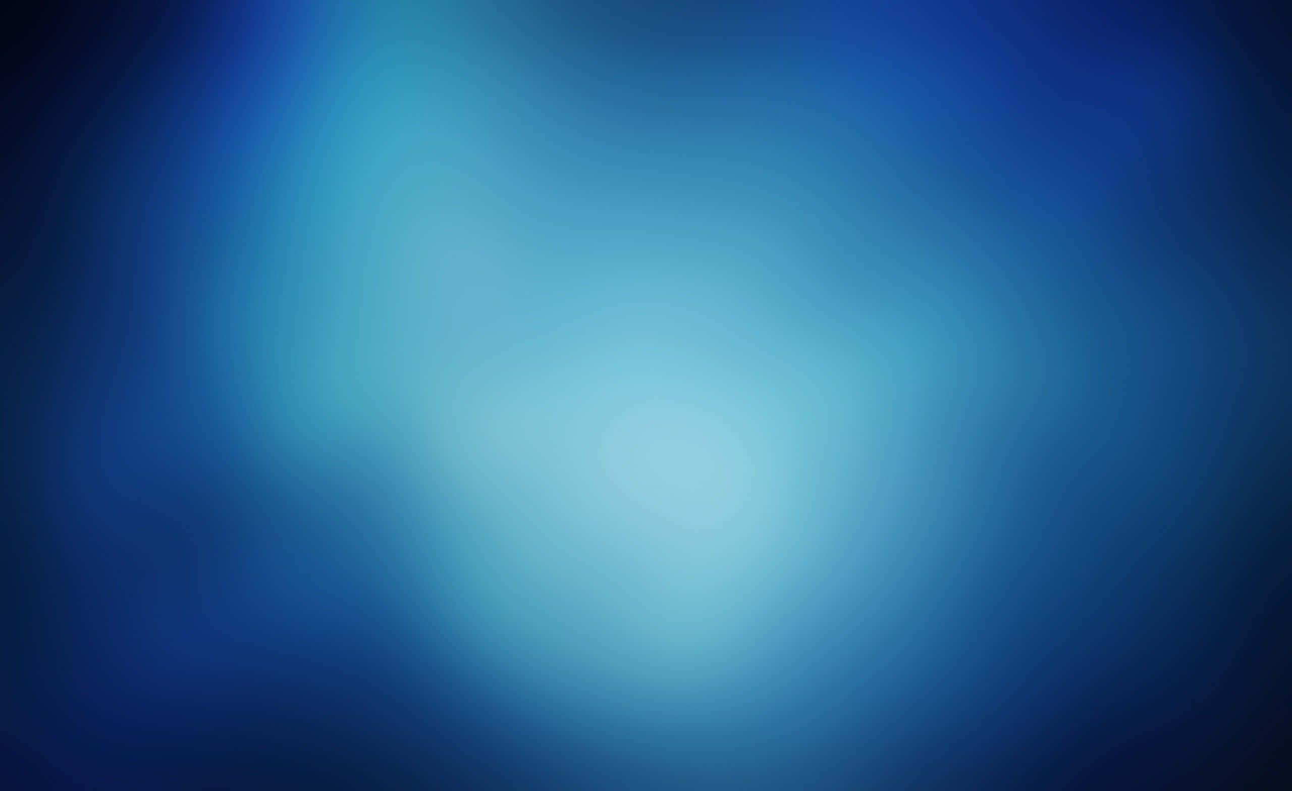 深午夜藍漸層 壁紙 — 從深藍到淺藍的柔和漸變從明亮的中心散發出來，營造出平靜的抽象光芒。