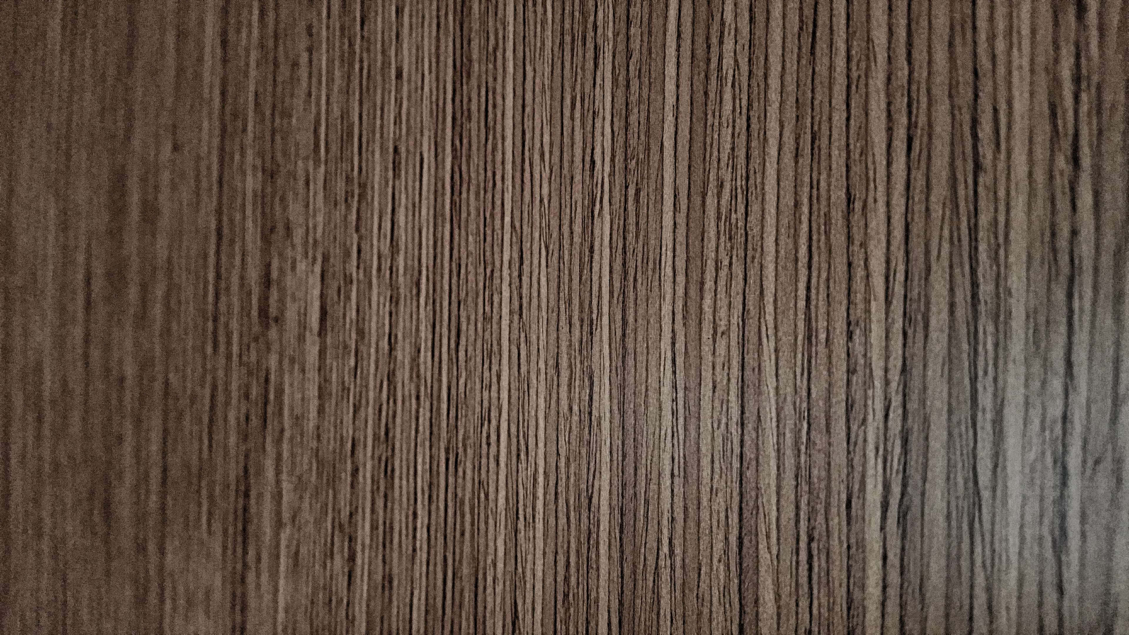 Backdrop 桌布 壁紙 — 深棕色木紋的微距特寫，帶有垂直線條和細微的紋理變化。