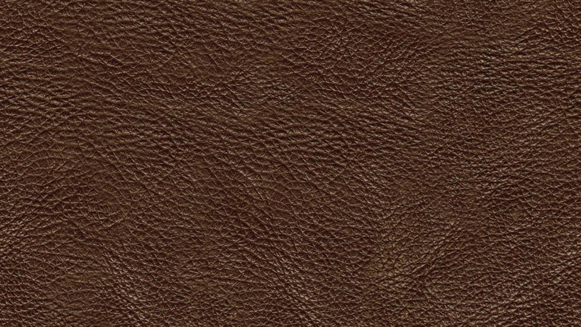 Brown Leather 桌布 壁紙 — 深棕色皮革特寫，帶有天然粒面紋理和細微縫線細節。