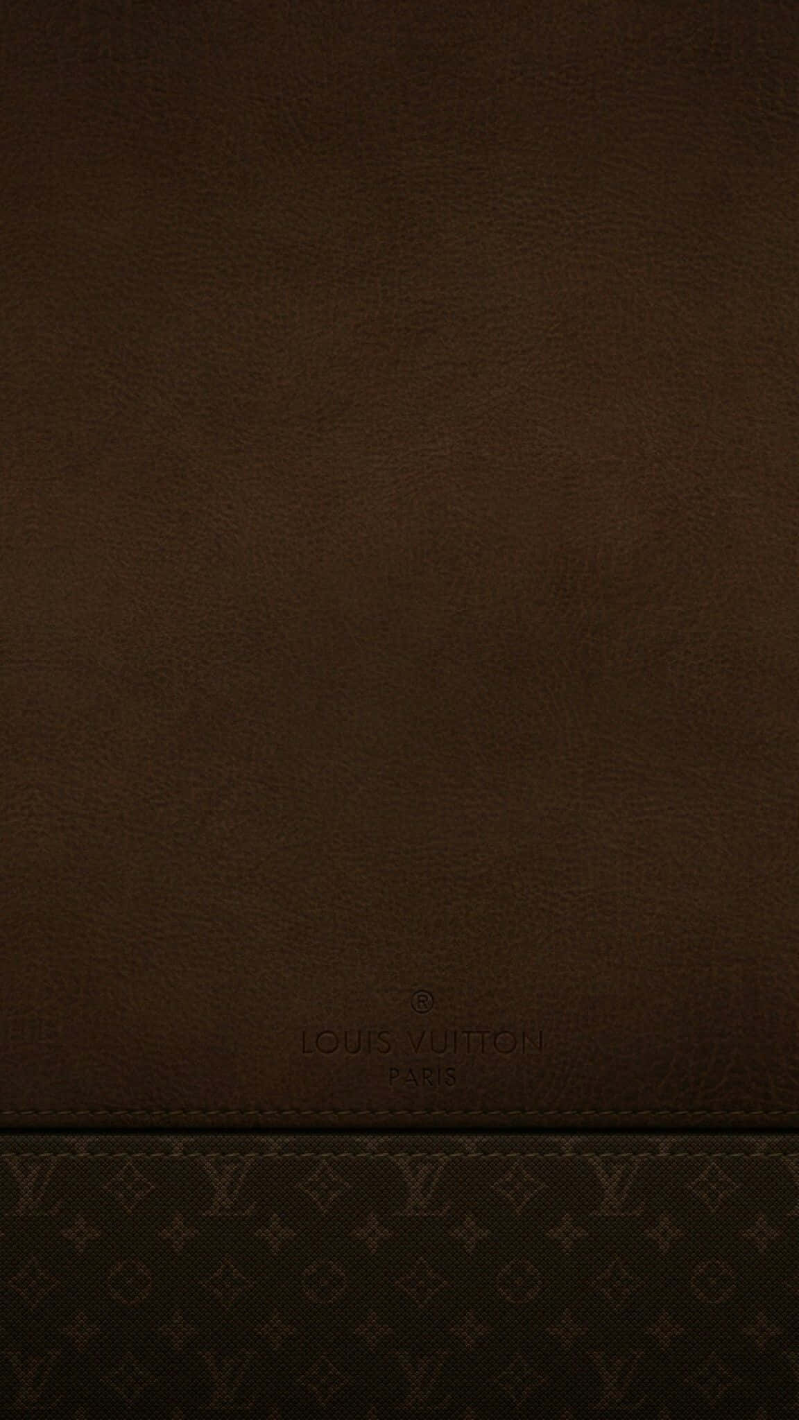Brown Leather 桌布 壁紙 — 深棕色路易威登皮革表面特寫，帶有壓印標誌和字母組合圖案。