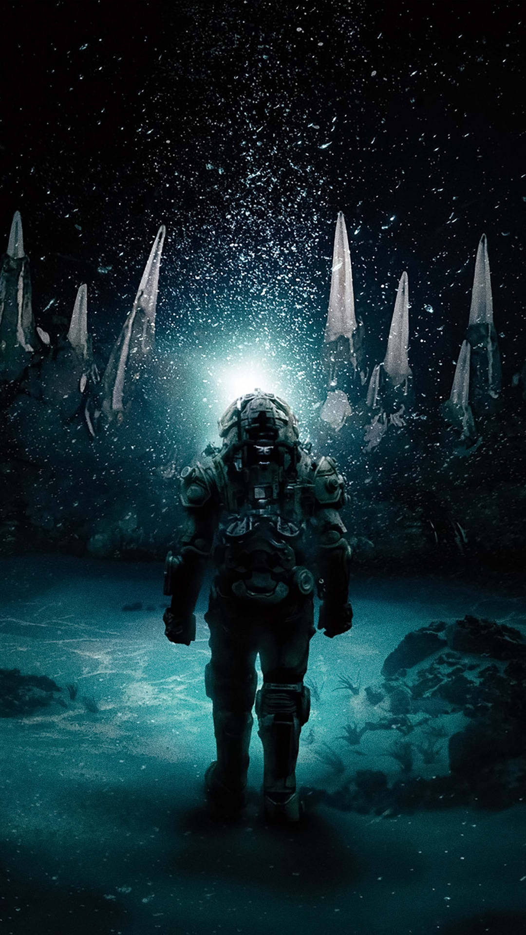 太空人穿著太空衣探索有發光水晶的外星水下洞穴。
