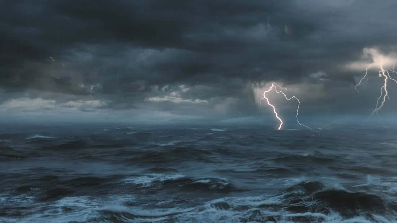 深海生物潛伏於波濤之下 壁紙 — 暴風雨中的海洋，烏雲密佈，明亮的閃電照亮了洶湧的波濤。