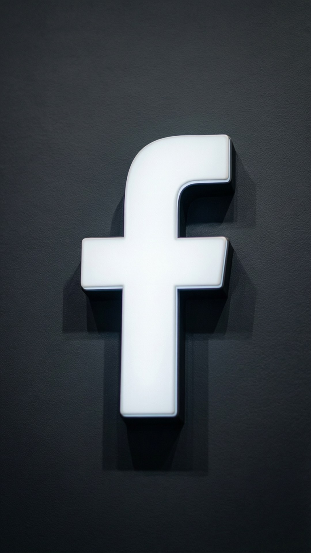 深色紋理牆壁上發光的白色Facebook標誌。