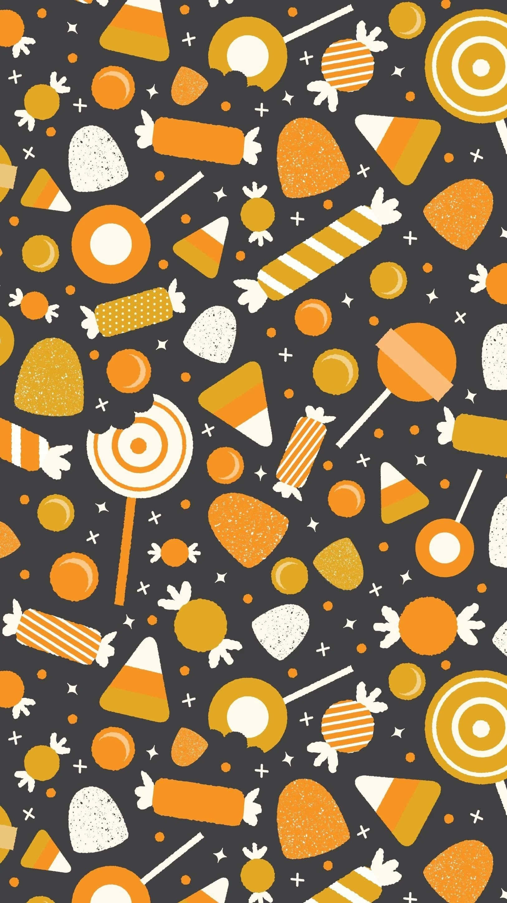 Halloween Phone 桌布 壁紙 — 深灰色牆紙，上面散落著橙色、白色和黃色的萬聖節糖果圖標，例如棒棒糖和玉米熱狗。